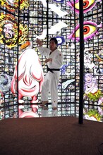 「妖怪屋敷」内の「無限六角堂」でポーズを決める篠原信一。