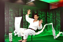 一反もめんとの記念撮影コーナーでポーズを決める篠原信一。