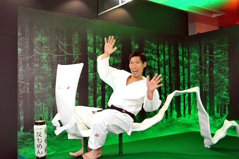 一反もめんとの記念撮影コーナーでポーズを決める篠原信一。