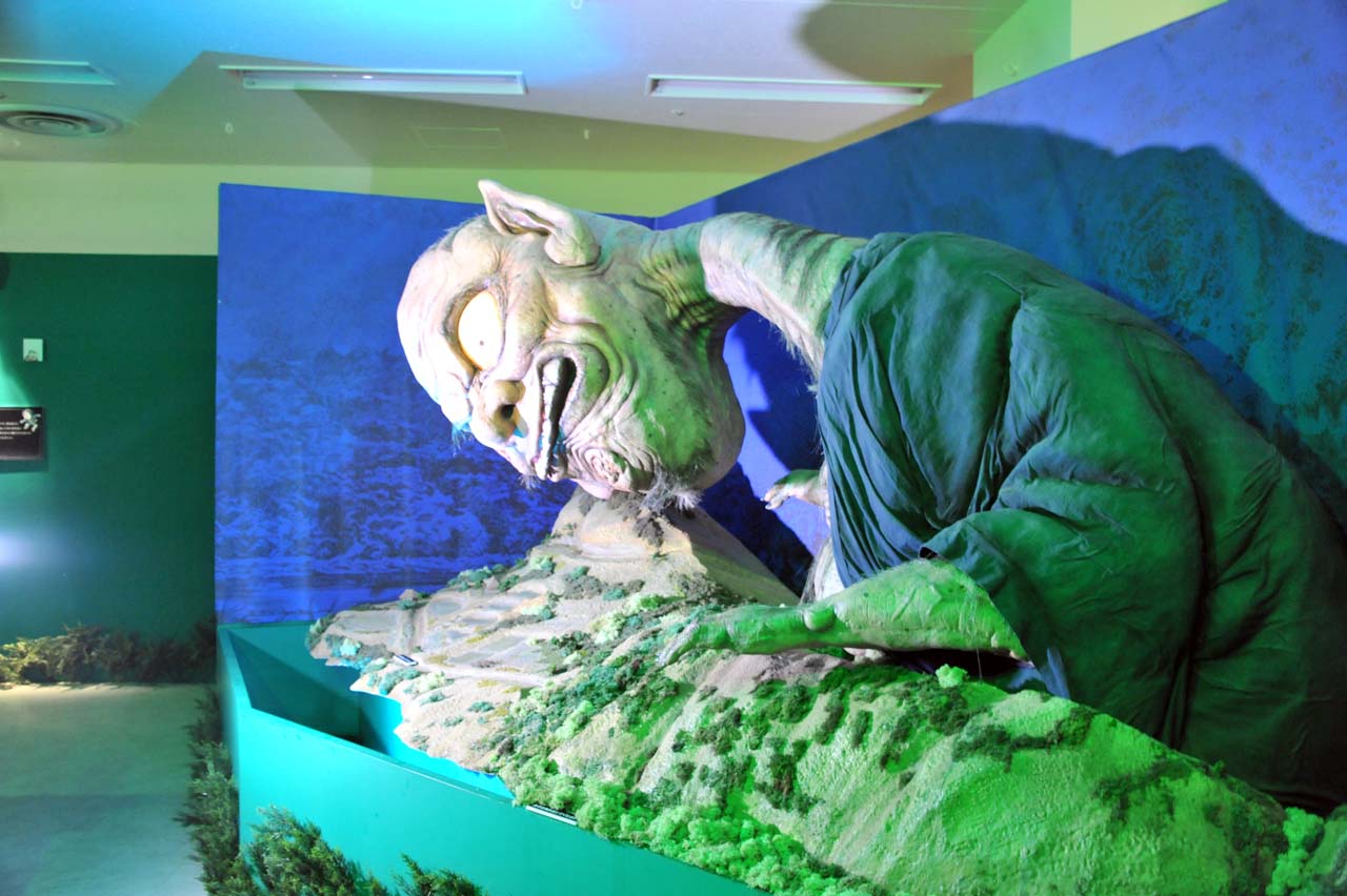 「妖怪屋敷」の展示の様子。