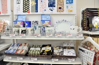 「妖怪百貨店」で販売されるグッズの一部。