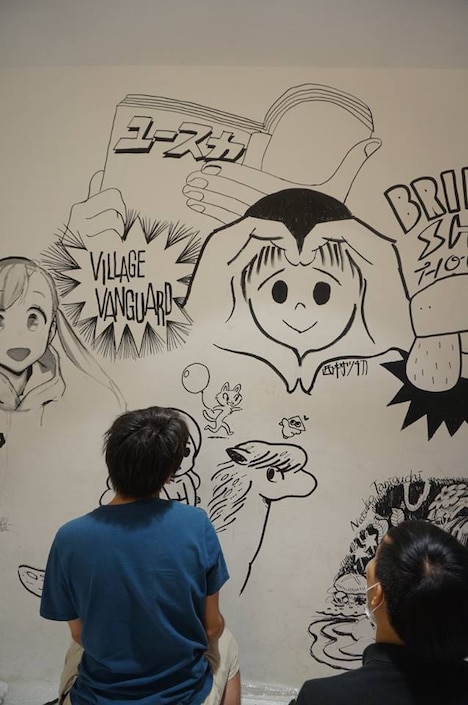 ユースカ作家たちがウォールペイントをする様子。（写真提供：森敬太・西尾雄太）