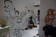 ユースカ作家たちがウォールペイントをする様子。（写真提供：森敬太・西尾雄太）