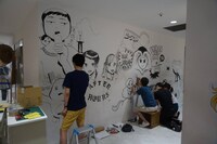 ユースカ作家たちがウォールペイントをする様子。（写真提供：森敬太・西尾雄太）