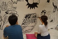 ユースカ作家たちがウォールペイントをする様子。（写真提供：森敬太・西尾雄太）