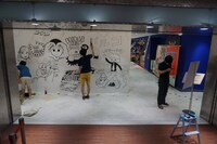 ユースカ作家たちがウォールペイントをする様子。（写真提供：森敬太・西尾雄太）