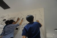 ユースカ作家たちがウォールペイントをする様子。（写真提供：森敬太・西尾雄太）