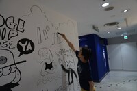ユースカ作家たちがウォールペイントをする様子。（写真提供：森敬太・西尾雄太）
