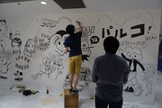 ユースカ作家たちがウォールペイントをする様子。（写真提供：森敬太・西尾雄太）