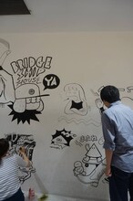 ユースカ作家たちがウォールペイントをする様子。（写真提供：森敬太・西尾雄太）