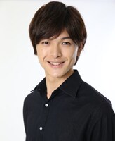 総角景役の遊馬晃祐。