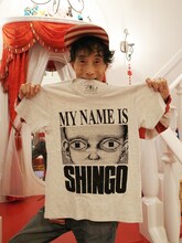 楳図かずお本人と「わたしは真悟Tシャツ [シンゴ] オートミール」。