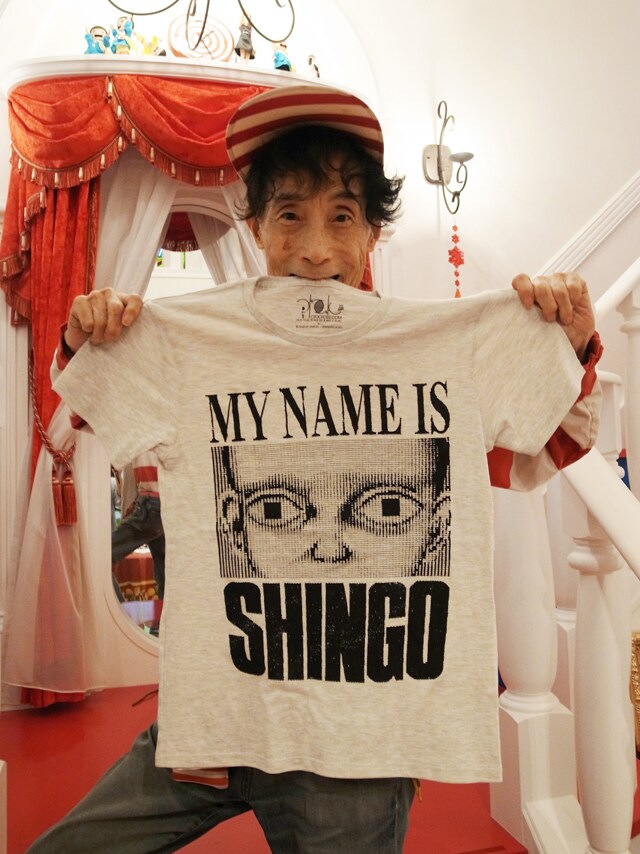 楳図かずお本人と「わたしは真悟Tシャツ [シンゴ] オートミール」。