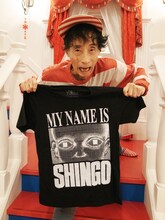 楳図かずお本人と「わたしは真悟Tシャツ [シンゴ] ブラック」。