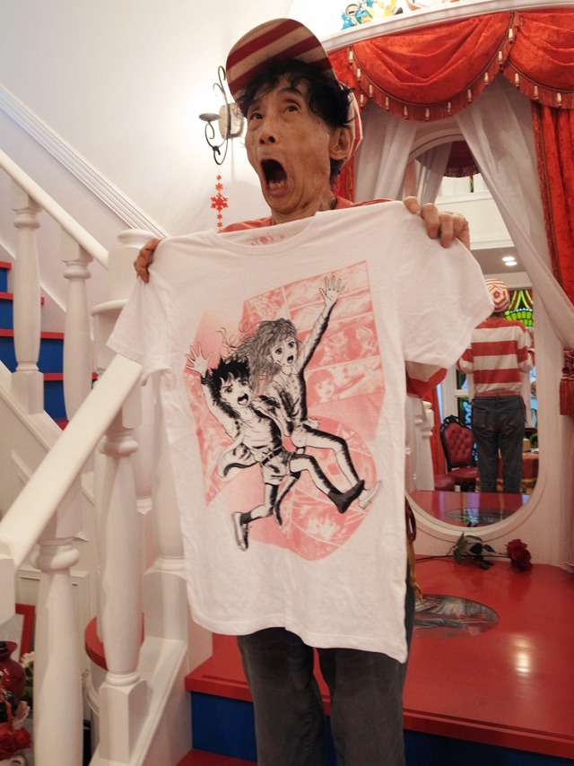 楳図かずお本人と「わたしは真悟Tシャツ [サトル＆マリン] ホワイト」。