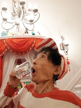 楳図かずお本人と「まことちゃんグラス」。