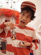 楳図かずお本人と「わたしは真悟缶バッチセット [ サトル＆マリン ]」。