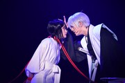 左から甲斐千尋演じる朽木ルキア、遊馬晃祐演じる市丸ギン。