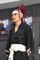 阿散井恋次を演じる崎山つばさ。