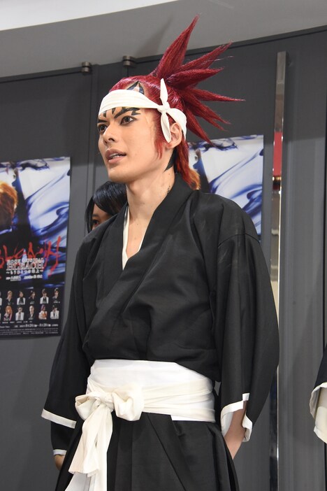 阿散井恋次を演じる崎山つばさ。