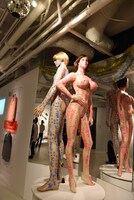 しりあがり寿による展示作品「ひとまずシメのダンス」。