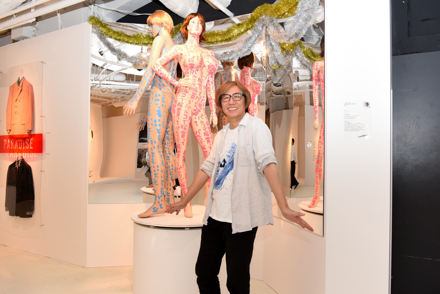 展示作品「ひとまずシメのダンス」の前でポーズを決めるしりあがり寿。