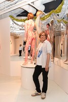 展示作品「ひとまずシメのダンス」の前でにっこりと笑うしりあがり寿。