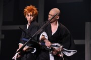 左から高野洸演じる黒崎一護、塩田康平演じる斑目一角。