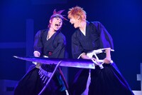 左から崎山つばさ演じる阿散井恋次、高野洸演じる黒崎一護。