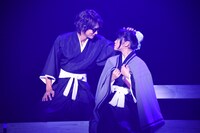 左から馬場良馬演じる藍染惣右介、美山加恋演じる雛森桃。