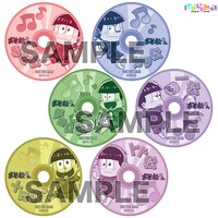 「おそ松さん」の関連商品を2点購入するごとにもらえる特典のステッカー。