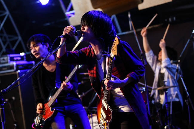 オープニングテーマを手がけるBURNOUT SYNDROMES。