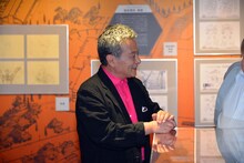 展示を閲覧する池田秀一。