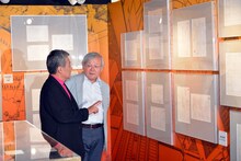 展示を閲覧する池田秀一と安彦良和。