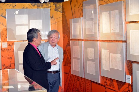 展示を閲覧する池田秀一と安彦良和。