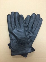 アカギのイラストとロゴが型押しされた「鷲巣麻雀公式グローブ」。