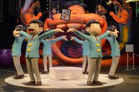 「松アート」エリアに展示されている実物大の6つ子立像。