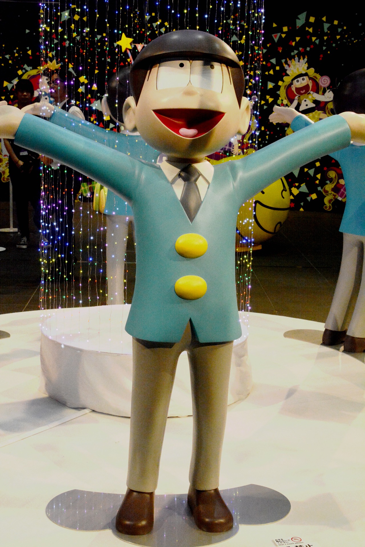 チョロ松の立像。