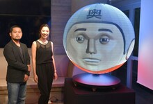 （左から）川村泰監督、桂亜沙美、田中星人のアニメーションを投影したガンツ球。