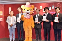 内覧会で開催された囲み取材の様子。左から白泉社の鳥嶋和彦氏、集英社の北畠輝幸氏、ウミノグマ、三省堂書店専務取締役の亀井崇雄氏、アニプレックスの岩上敦宏氏、アスミック・エースの豊島雅郎氏。