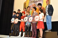 自分だけ持つパネルがなく、戸惑うジュウオウイーグル（前列中央左）。