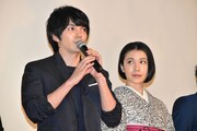 左から林遣都、村川絵梨。