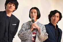 瀬戸内寂聴からの手紙があると聞き、驚くキャストたち。