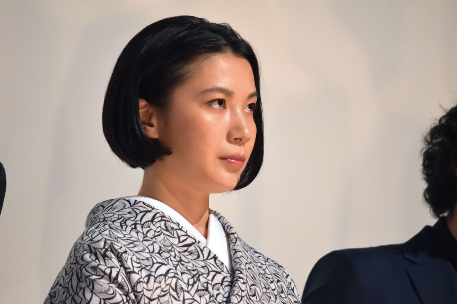 目に涙を浮かべる村川絵梨。