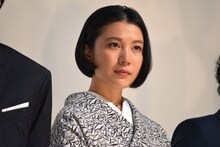 目に涙を浮かべる村川絵梨。