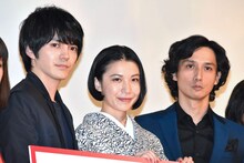 左から林遣都、村川絵梨、安藤政信。