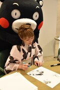 「くまモン頑張れ絵」を描く吉河美希。