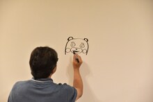 くまモンを描く森川ジョージ。