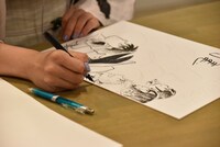 「くまモン頑張れ絵」を描く吉河美希。