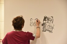 くまモンを描く真島ヒロ。